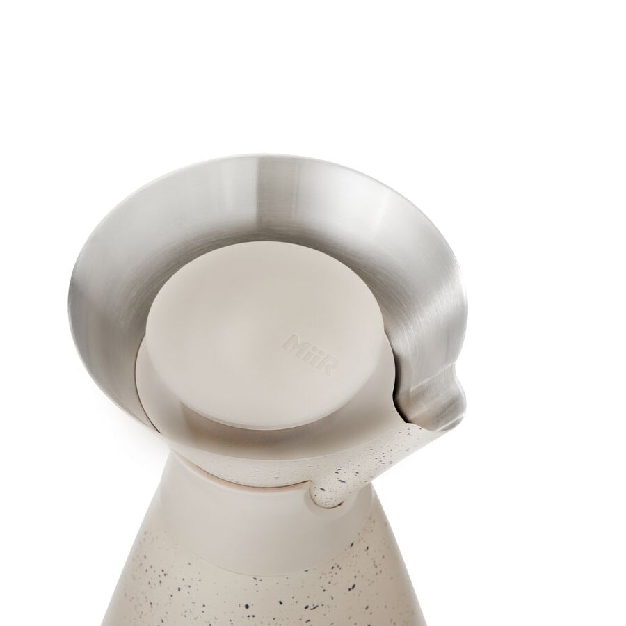 new-standard-carafe-m7 WebPDP-33oz_New_Standard_Carafe_Desert_Tan_Speckle_Studio__CAR1SVOS224_45_Lid_On.jpg